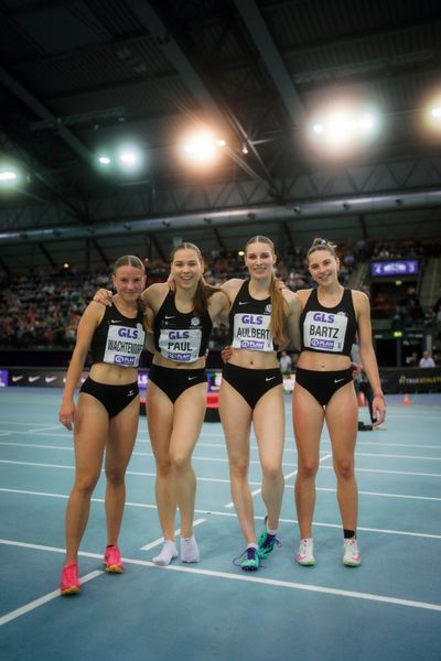 Die 4x200m Staffel Hannover 96 mit Jule Wachtendorf, Johanna Paul, Michelle Aulbert, Mayleen Bartz am 18.02.2024 während den 71. Deutschen Leichtathletik-Hallenmeisterschaften in der QUARTERBACK Immobilien ARENA in Leipzig