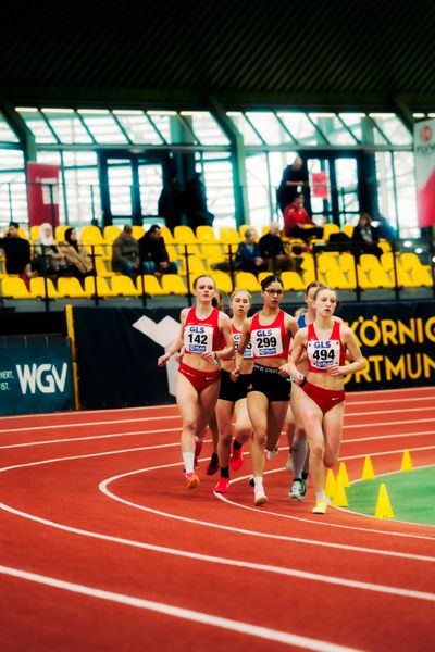 Jule Lindner (LG Bamberg), Anna Malena Wolff López (Braunschweiger Laufclub), Lillie Dierbeck (Dresdner SC 1898) waehrend der 55. Deutsche Jugend-Hallenmeisterschaften U20 am 24.02.2024 in der Helmut-Körnig-Halle in Dortmund