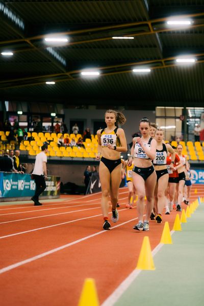 Kylie Garreis (LG Vogtland), Mia Bandoly (SCC Berlin) waehrend der 55. Deutsche Jugend-Hallenmeisterschaften U20 am 24.02.2024 in der Helmut-Körnig-Halle in Dortmund