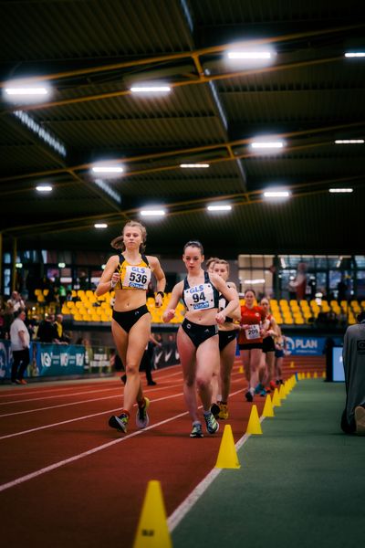 Kylie Garreis (LG Vogtland), Mia Bandoly (SCC Berlin) waehrend der 55. Deutsche Jugend-Hallenmeisterschaften U20 am 24.02.2024 in der Helmut-Körnig-Halle in Dortmund