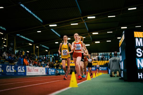 Lara Ackermann (LG Vogtland), Zuzka Walter (ASV Erfurt) waehrend der 55. Deutsche Jugend-Hallenmeisterschaften U20 am 24.02.2024 in der Helmut-Körnig-Halle in Dortmund