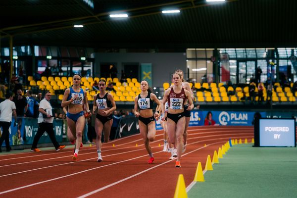 Lorena Azzola (MTG Mannheim), Leni Hanselmann (MTV 1881 Ingolstadt), Jana Marie Becker (Königsteiner LV) waehrend der 55. Deutsche Jugend-Hallenmeisterschaften U20 am 24.02.2024 in der Helmut-Körnig-Halle in Dortmund