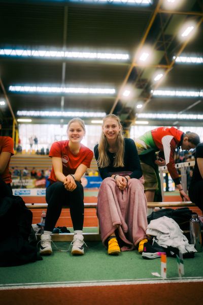 Meret Marie Plesse (VfL Eintracht Hannover), Lotta-Henrike Werner (LG Weserbergland) waehrend der 55. Deutsche Jugend-Hallenmeisterschaften U20 am 24.02.2024 in der Helmut-Körnig-Halle in Dortmund