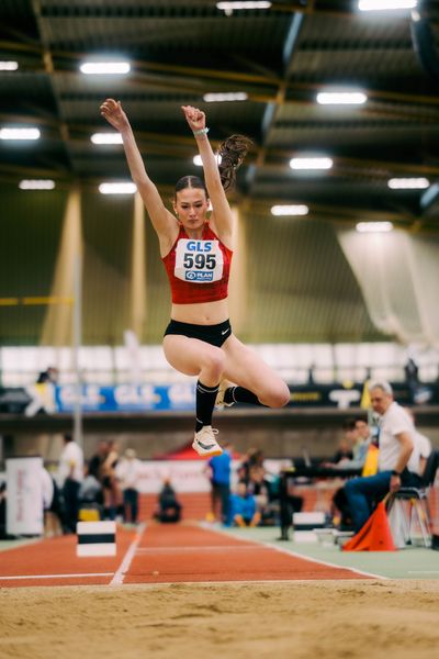 Aspasia Winkler (LC Jena) waehrend der 55. Deutsche Jugend-Hallenmeisterschaften U20 am 24.02.2024 in der Helmut-Körnig-Halle in Dortmund