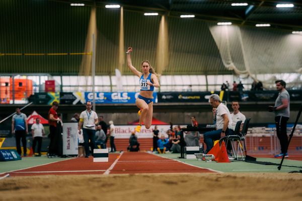 Lotta-Henrike Werner (LG Weserbergland) im Weitsprung waehrend der 55. Deutsche Jugend-Hallenmeisterschaften U20 am 24.02.2024 in der Helmut-Körnig-Halle in Dortmund