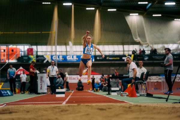 Lotta-Henrike Werner (LG Weserbergland) im Weitsprung waehrend der 55. Deutsche Jugend-Hallenmeisterschaften U20 am 24.02.2024 in der Helmut-Körnig-Halle in Dortmund