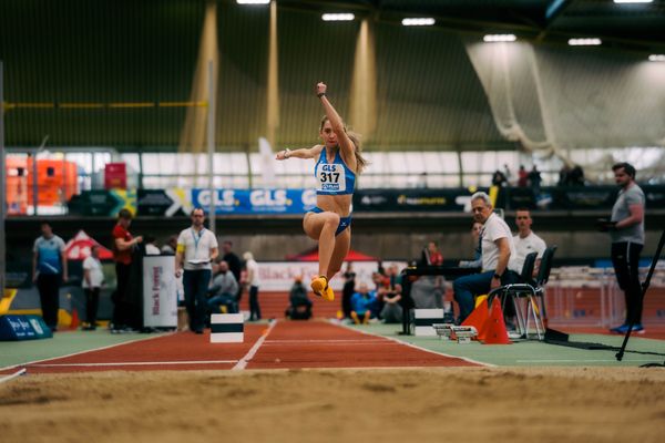 Lotta-Henrike Werner (LG Weserbergland) im Weitsprung waehrend der 55. Deutsche Jugend-Hallenmeisterschaften U20 am 24.02.2024 in der Helmut-Körnig-Halle in Dortmund