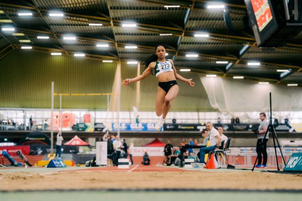 Josie Krone (TSG Bergedorf) im Weitsprung waehrend der 55. Deutsche Jugend-Hallenmeisterschaften U20 am 24.02.2024 in der Helmut-Körnig-Halle in Dortmund