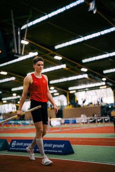 Hendrik Müller (TSV Bayer 04 Leverkusen) beim Stabhochsprung waehrend der 55. Deutsche Jugend-Hallenmeisterschaften U20 am 24.02.2024 in der Helmut-Körnig-Halle in Dortmund