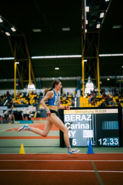 Mieke Wübben (LG Emstal Dörpen) waehrend der 55. Deutsche Jugend-Hallenmeisterschaften U20 am 24.02.2024 in der Helmut-Körnig-Halle in Dortmund