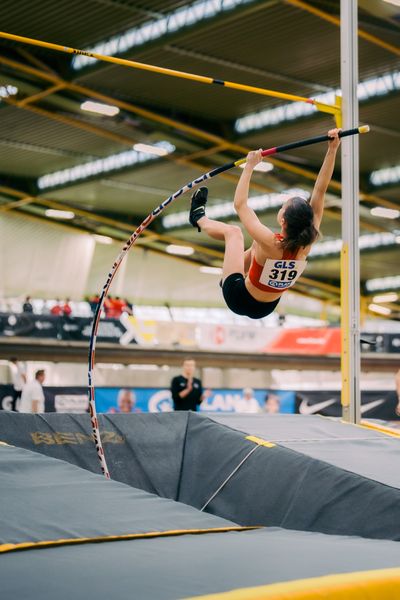 Klara Härke (MTV 49 Holzminden) waehrend der 55. Deutsche Jugend-Hallenmeisterschaften U20 am 24.02.2024 in der Helmut-Körnig-Halle in Dortmund