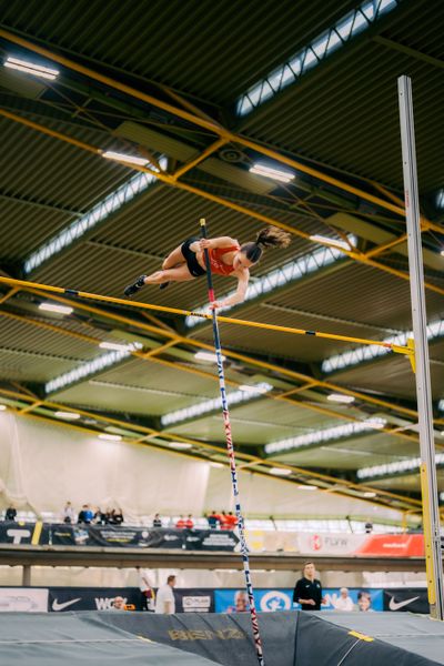 Klara Härke (MTV 49 Holzminden) waehrend der 55. Deutsche Jugend-Hallenmeisterschaften U20 am 24.02.2024 in der Helmut-Körnig-Halle in Dortmund