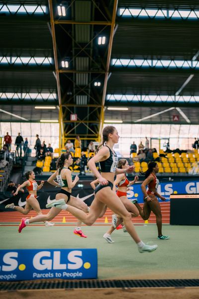 Stella Hoffmann (SV Halle), Emma Plöchinger (LAC Passau), Elena Schernhardt (LG FESTINA Rupertiwinkel) waehrend der 55. Deutsche Jugend-Hallenmeisterschaften U20 am 24.02.2024 in der Helmut-Körnig-Halle in Dortmund