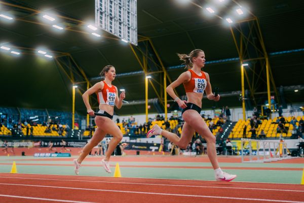 Carolin Bothe (LG Olympia Dortmund), Pia Schlattmann (LG Brillux Münster) waehrend der 55. Deutsche Jugend-Hallenmeisterschaften U20 am 24.02.2024 in der Helmut-Körnig-Halle in Dortmund