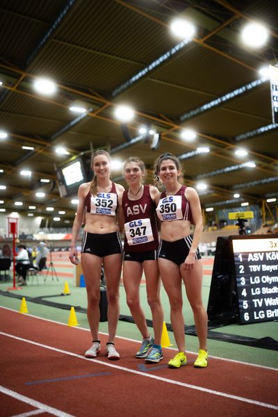 Inken Terjung (ASV Köln e. V.), Vera Coutellier (ASV Köln e. V.), Sarah Schmitz (ASV Köln e. V.) waehrend der 55. Deutsche Jugend-Hallenmeisterschaften U20 am 24.02.2024 in der Helmut-Körnig-Halle in Dortmund