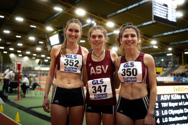 Inken Terjung (ASV Köln e. V.), Vera Coutellier (ASV Köln e. V.), Sarah Schmitz (ASV Köln e. V.) waehrend der 55. Deutsche Jugend-Hallenmeisterschaften U20 am 24.02.2024 in der Helmut-Körnig-Halle in Dortmund