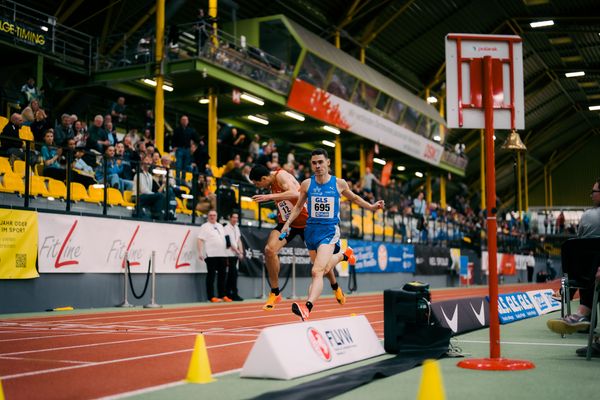 Maximilian Feist (TV Wattenscheid 01) setzt sich vor Christoph Kessler (LG Region Karlsruhe) durch waehrend der 55. Deutsche Jugend-Hallenmeisterschaften U20 am 24.02.2024 in der Helmut-Körnig-Halle in Dortmund