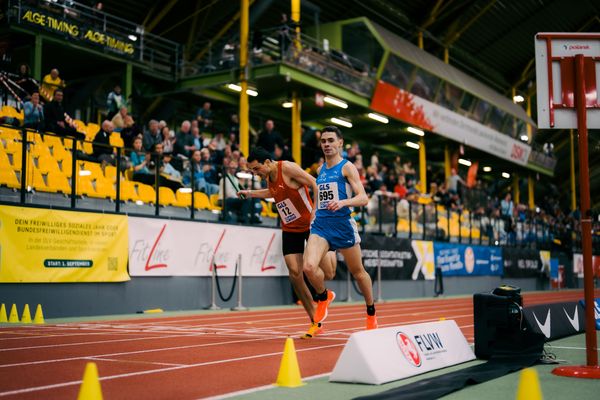 Maximilian Feist (TV Wattenscheid 01) setzt sich vor Christoph Kessler (LG Region Karlsruhe) durch waehrend der 55. Deutsche Jugend-Hallenmeisterschaften U20 am 24.02.2024 in der Helmut-Körnig-Halle in Dortmund