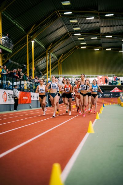 Vanessa Mikitenko (SSC Hanau-Rodenbach), Lera Miller (VfL Löningen), Anna Malena Wolff López (Braunschweiger Laufclub), Lilly Steingaß (SC DHfK Leipzig e.V.), Maxima Majer (LAV Bayer Uerdingen/Dormagen) im 1500m Finale waehrend der 55. Deutsche Jugend-Hallenmeisterschaften U20 am 25.02.2024 in der Helmut-Körnig-Halle in Dortmund