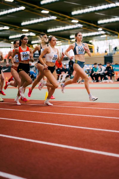 Anna Malena Wolff López (Braunschweiger Laufclub), Lera Miller (VfL Löningen) waehrend der 55. Deutsche Jugend-Hallenmeisterschaften U20 am 25.02.2024 in der Helmut-Körnig-Halle in Dortmund