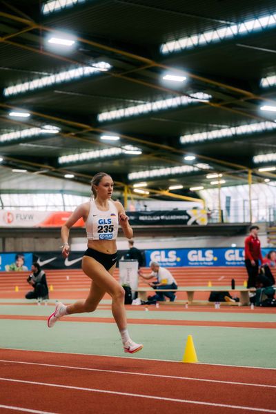 Vanessa Mikitenko (SSC Hanau-Rodenbach) im 1500m Finale waehrend der 55. Deutsche Jugend-Hallenmeisterschaften U20 am 25.02.2024 in der Helmut-Körnig-Halle in Dortmund