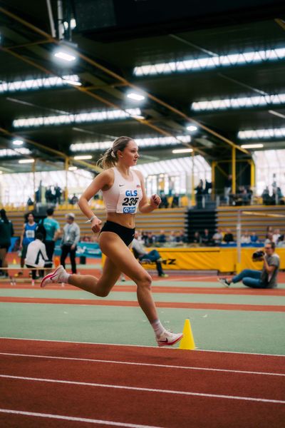 Vanessa Mikitenko (SSC Hanau-Rodenbach) im 1500m Finale waehrend der 55. Deutsche Jugend-Hallenmeisterschaften U20 am 25.02.2024 in der Helmut-Körnig-Halle in Dortmund