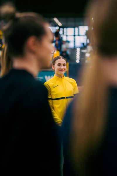 Lera Miller (VfL Löningen) bei der Siegerehrung waehrend der 55. Deutsche Jugend-Hallenmeisterschaften U20 am 25.02.2024 in der Helmut-Körnig-Halle in Dortmund