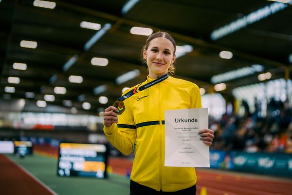 Lera Miller (VfL Löningen) bei der Siegerehrung waehrend der 55. Deutsche Jugend-Hallenmeisterschaften U20 am 25.02.2024 in der Helmut-Körnig-Halle in Dortmund