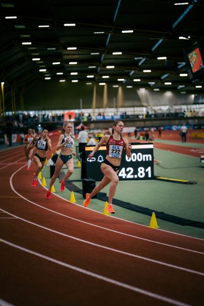 Jana Marie Becker (Königsteiner LV), Paula Terhorst (VfL Löningen) waehrend der 55. Deutsche Jugend-Hallenmeisterschaften U20 am 25.02.2024 in der Helmut-Körnig-Halle in Dortmund