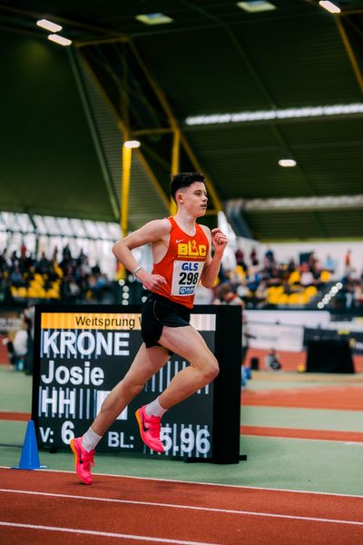 Luke Hühn (Braunschweiger Laufclub) waehrend der 55. Deutsche Jugend-Hallenmeisterschaften U20 am 25.02.2024 in der Helmut-Körnig-Halle in Dortmund