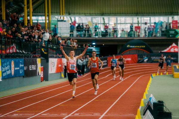 Christopher Arnold (LV 90 Erzgebirge) vor Lennart Zehfeld (LC Rehlingen) waehrend der 55. Deutsche Jugend-Hallenmeisterschaften U20 am 25.02.2024 in der Helmut-Körnig-Halle in Dortmund