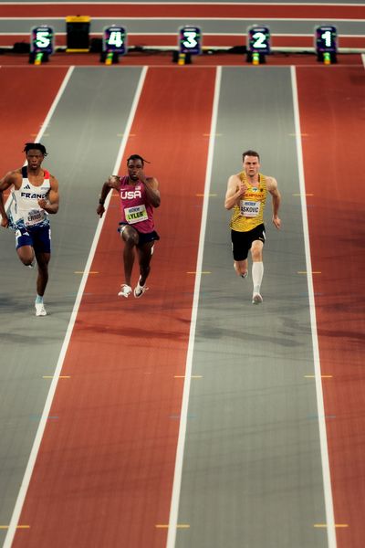 Noah Lyles (USA/United States of America), Aleksandar Askovic (GER/Germany) am 01.03.2024 bei den World Athletics Indoor Championships in Glasgow (Schottland / Vereinigtes Königreich)