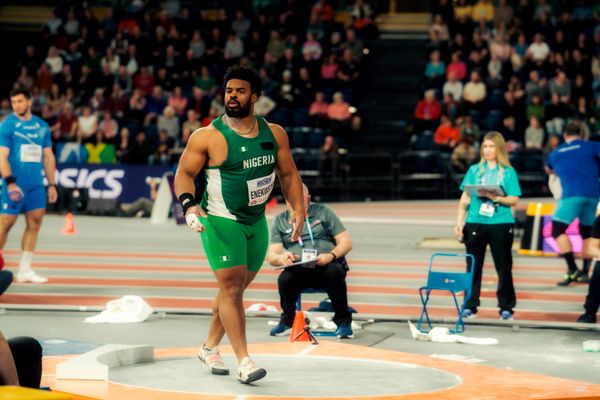 Chukwuebuka Cornnell Enekwechi (NGR/Nigeria) beim Kugelstoßen am 01.03.2024 bei den World Athletics Indoor Championships in Glasgow (Schottland / Vereinigtes Königreich)