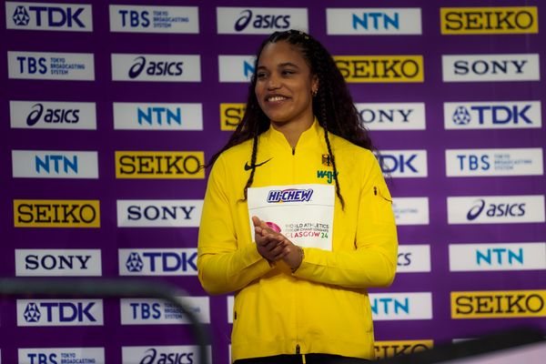 Yemisi Ogunleye (GER/Germany) bei der Siegerehrung am 01.03.2024 bei den World Athletics Indoor Championships in Glasgow (Schottland / Vereinigtes Königreich)