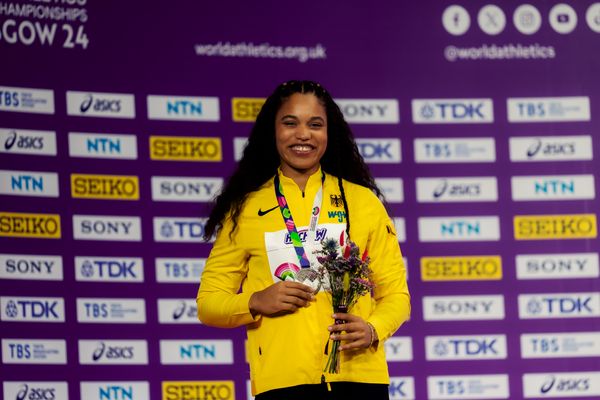 Yemisi Ogunleye (GER/Germany) bei der Siegerehrung am 01.03.2024 bei den World Athletics Indoor Championships in Glasgow (Schottland / Vereinigtes Königreich)