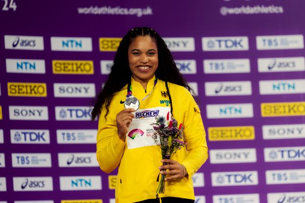 Yemisi Ogunleye (GER/Germany) bei der Siegerehrung am 01.03.2024 bei den World Athletics Indoor Championships in Glasgow (Schottland / Vereinigtes Königreich)