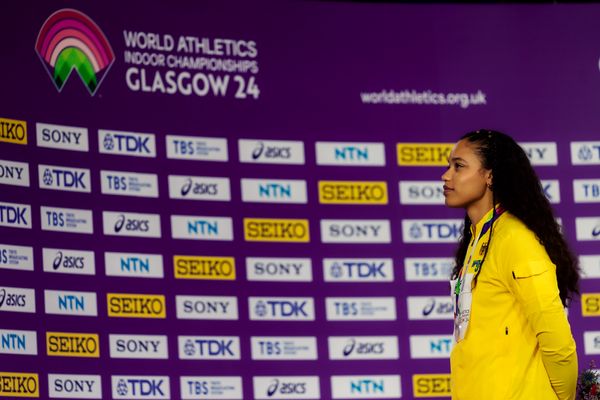 Yemisi Ogunleye (GER/Germany) bei der Siegerehrung am 01.03.2024 bei den World Athletics Indoor Championships in Glasgow (Schottland / Vereinigtes Königreich)