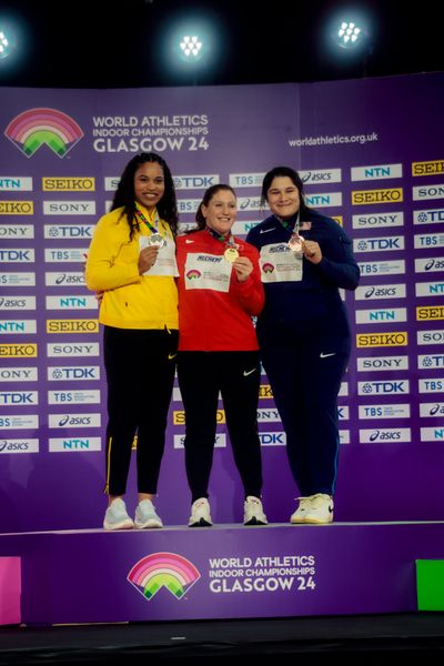 Yemisi Ogunleye (GER/Germany), Sarah Mitton (CAN/Canada), Chase Jackson (USA/United States of America) bei der Siegerehrung am 01.03.2024 bei den World Athletics Indoor Championships in Glasgow (Schottland / Vereinigtes Königreich)