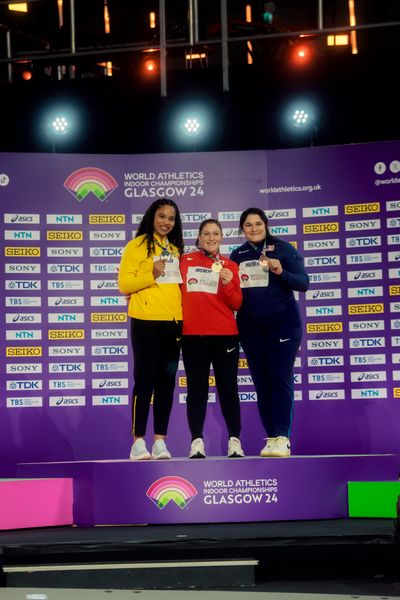 Yemisi Ogunleye (GER/Germany), Sarah Mitton (CAN/Canada), Chase Jackson (USA/United States of America) bei der Siegerehrung am 01.03.2024 bei den World Athletics Indoor Championships in Glasgow (Schottland / Vereinigtes Königreich)