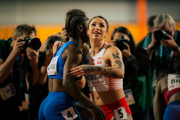 Ewa Swoboda (POL/Poland), Julien Alfred (LCA/Saint Lucia) am 02.03.2024 bei den World Athletics Indoor Championships in Glasgow (Schottland / Vereinigtes Königreich)