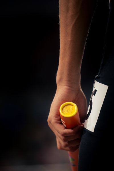 Impressionen von der 4x400m Staffeln. Hier ein Staffelstab in der linken Hand am 03.03.2024 bei den World Athletics Indoor Championships in Glasgow (Schottland / Vereinigtes Königreich)