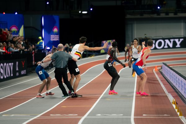 Ein Wettkampfrichter sortiert in letzter Sekunde die Reihenfolge die Aufstellung der Wechsel nochmal um. Jonathan Sacoor (BEL/Belgium), Christian Iguacel (BEL/Belgium) am 03.03.2024 bei den World Athletics Indoor Championships in Glasgow (Schottland / Vereinigtes Königreich)