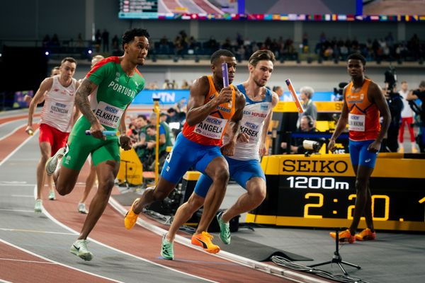 Der Wechsel der Slovenen geht schief und der Staffelstab fliegt durch die Luft, Omar Elkhatib (POR/Portugal), Ramsey Angela (NED/Netherlands), Matej Krsek (CZE/Czechia) am 03.03.2024 bei den World Athletics Indoor Championships in Glasgow (Schottland / Vereinigtes Königreich)