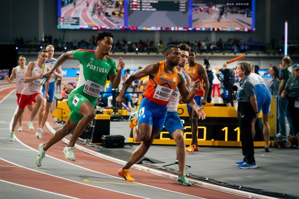 Der Wechsel der Slovenen geht schief und der Staffelstab fliegt durch die Luft, Omar Elkhatib (POR/Portugal), Ramsey Angela (NED/Netherlands), Matej Krsek (CZE/Czechia) am 03.03.2024 bei den World Athletics Indoor Championships in Glasgow (Schottland / Vereinigtes Königreich)