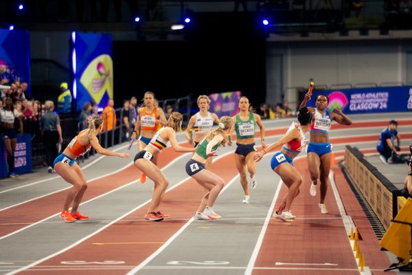 Zweiter Wechsel der 4x400m Staffeln mit Eveline Saalberg (NED/Netherlands), Lisanne De Witte (NED/Netherlands), Imke Vervaet (BEL/Belgium), Helena Ponette (BEL/Belgium), Sophie Becker (IRL/Ireland), RoisIn Harrison (IRL/Ireland), Jessica Wright (USA/United States of America), Bailey Lear (USA/United States of America) am 03.03.2024 bei den World Athletics Indoor Championships in Glasgow (Schottland / Vereinigtes Königreich)