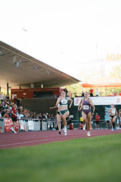 Lera Miller (GER/VfL Löningen), Vanessa Mikitenko (GER/SSC Hanau-Rodenbach) am 11.05.2024 während der 8. PUMA NITRO Lange Laufnacht im Carl-Kaufmann-Stadion in Karlsruhe