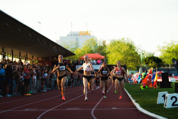 Nele Weßel (GER/TV Waldstraße Wiesbaden), Malin Nyfors (NOR/IK Tjalve), Aníta Hinriksdóttir (ISL/LAC TV Unterstrasse), Lucia Sturm (GER/TSV Moselfeuer Lehmen)  am 11.05.2024 während der 8. PUMA NITRO Lange Laufnacht im Carl-Kaufmann-Stadion in Karlsruhe