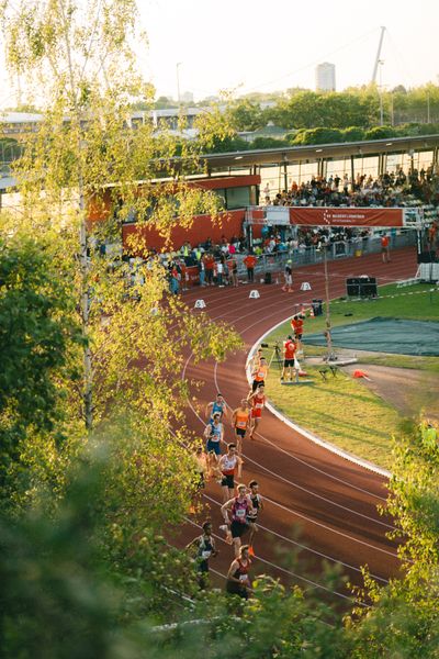 800m Start am 11.05.2024 während der 8. PUMA NITRO Lange Laufnacht im Carl-Kaufmann-Stadion in Karlsruhe