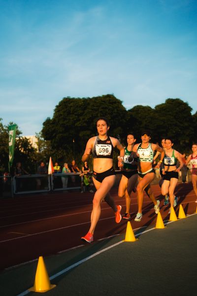 Kim Bödi (GER/VfL Sindelfingen), Belén Casetta (ARG/Argentinien) am 11.05.2024 während der 8. PUMA NITRO Lange Laufnacht im Carl-Kaufmann-Stadion in Karlsruhe