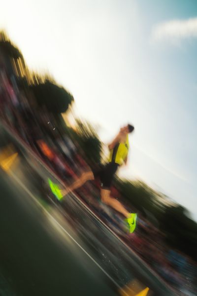 Jens Mergenthaler (GER/LG farbtex Nordschwarzwald) am 11.05.2024 während der 8. PUMA NITRO Lange Laufnacht im Carl-Kaufmann-Stadion in Karlsruhe